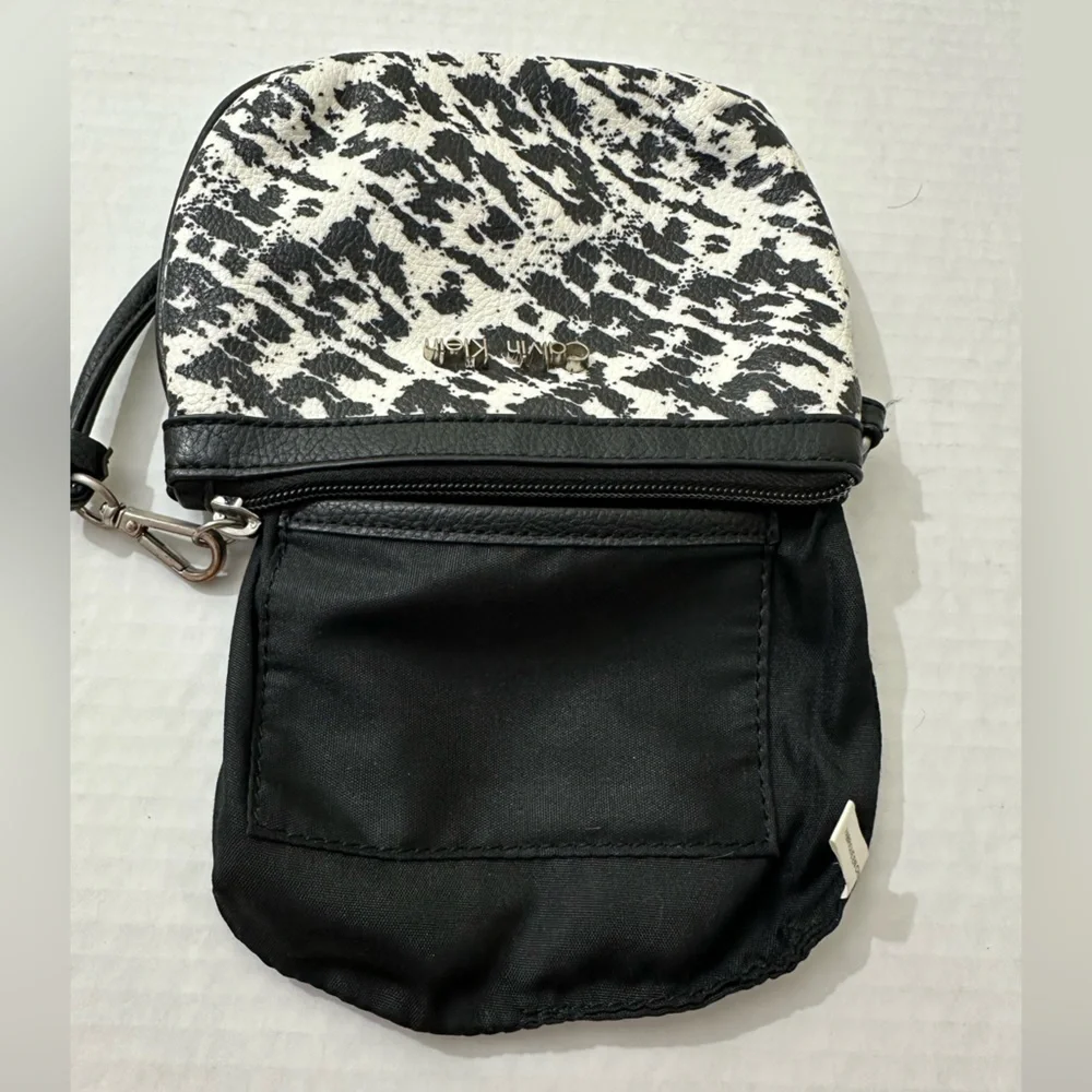 Calvin Klein Womens Black White Animal Print  Wristlet Purse